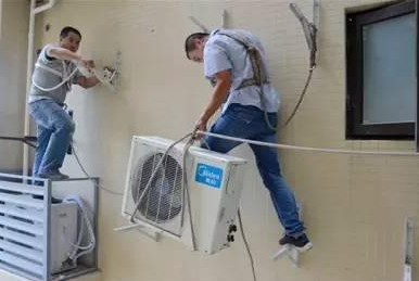 安裝空調(diào)室外機(jī) 務(wù)必佩戴防墜器